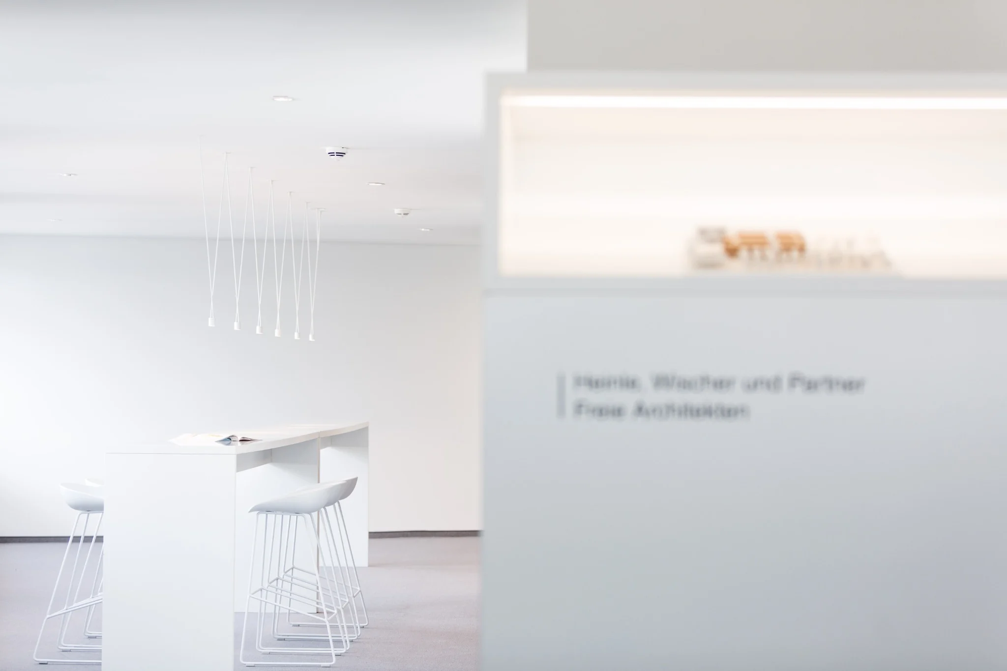 Minimalistischer heller Innenraum mit präziser Lichtgestaltung