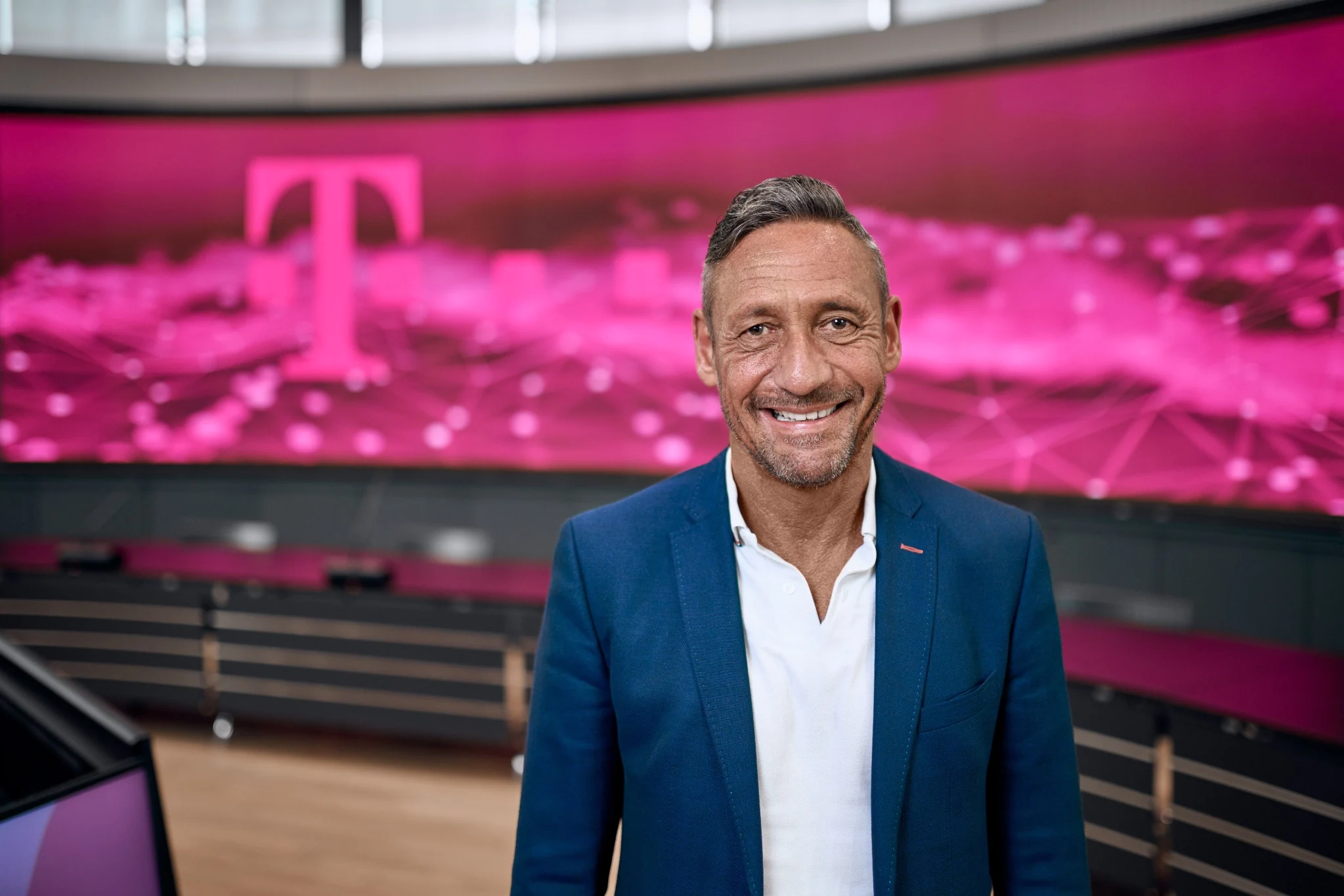 Corporate Portrait in einem markant beleuchteten Unternehmensumfeld