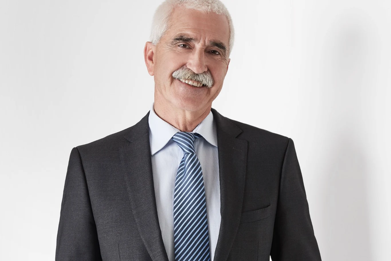 Businessportrait eines Managers vor hellem Hintergrund