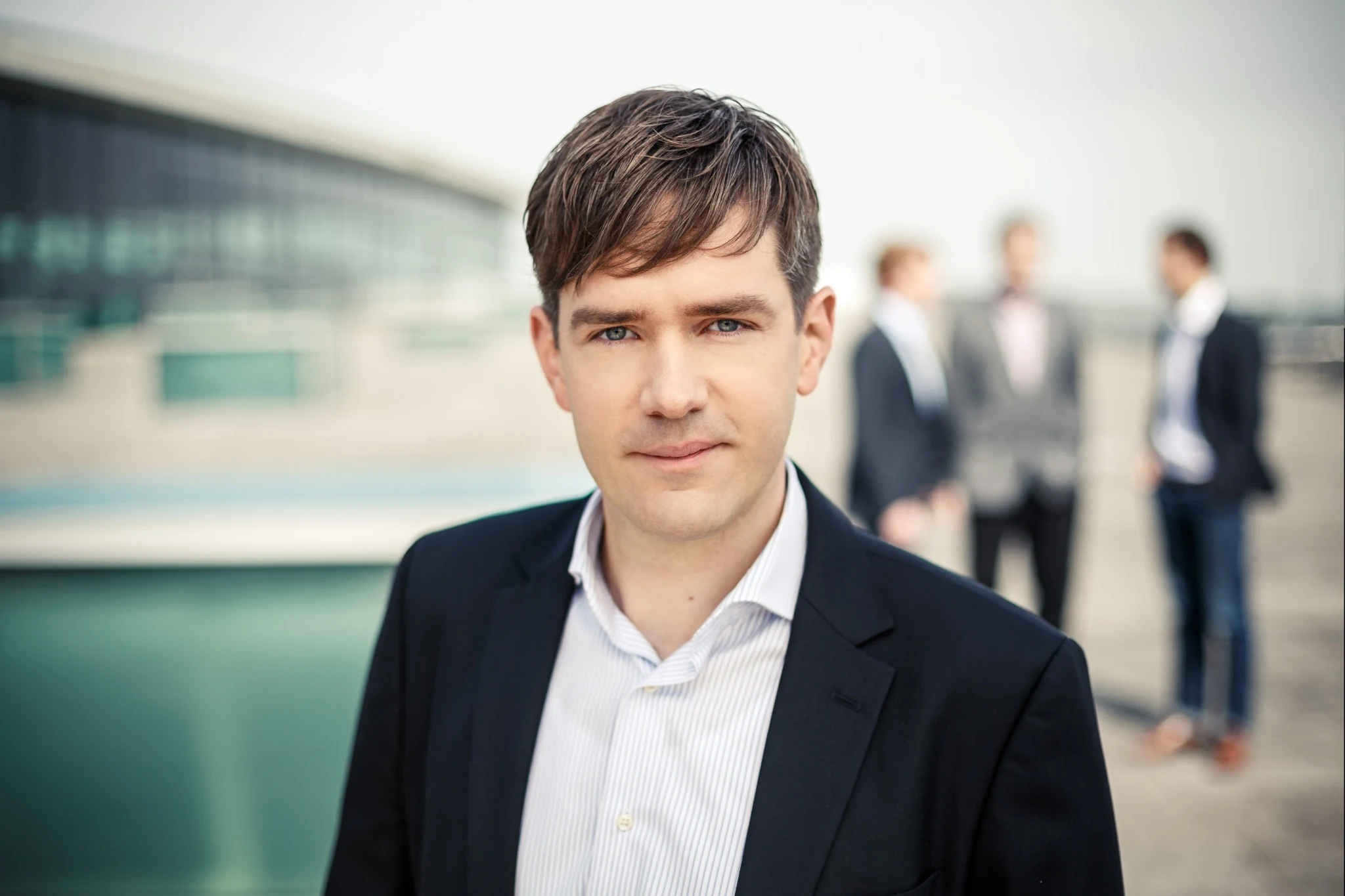 Corporate Portrait eines Managers vor moderner Unternehmensarchitektur