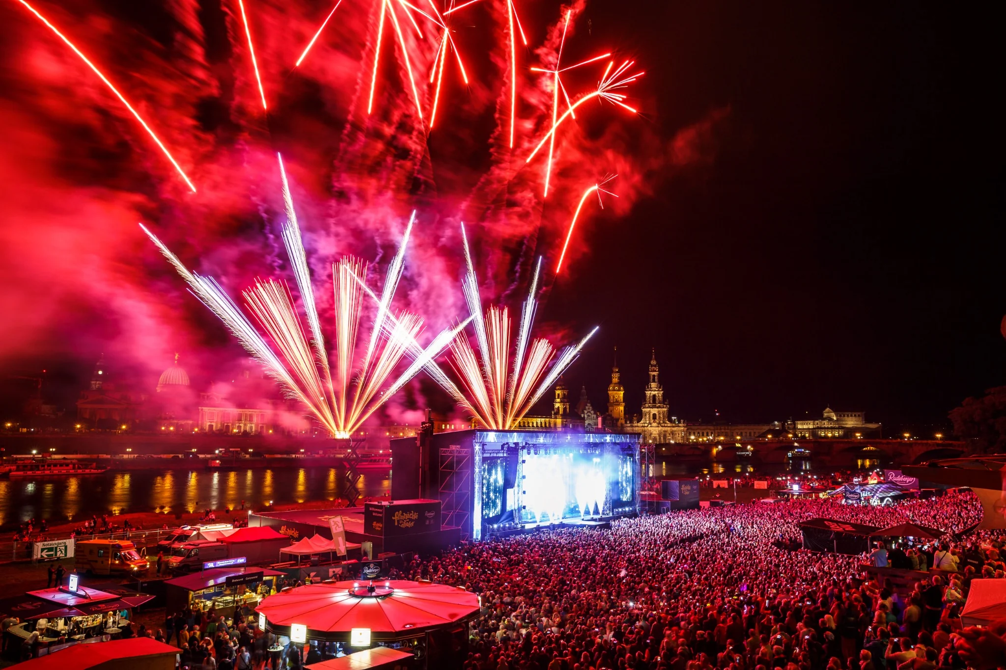 Großes Konzert an den Filmnächten mit LED-Bühne, Publikum und Feuerwerk